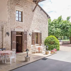 Logis Les Platanes Hotel